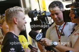 Kevin Magnussen (DEN) Renault Sport F1 Team with the media. 24.11.2016. Formula 1 World Championship, Rd 21, Abu Dhabi Grand Prix, Yas Marina Circuit, Abu Dhabi, Preparation Day.
