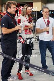 (L to R): Davide Valsecchi (ITA) Sky F1 Italia Presenter with Federica Masolin (ITA) Sky F1 Italia Presenter and Jacques Villeneuve (CDN). 24.11.2016. Formula 1 World Championship, Rd 21, Abu Dhabi Grand Prix, Yas Marina Circuit, Abu Dhabi, Preparation Day.