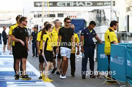 Jolyon Palmer (GBR) Renault Sport F1 Team walks the circuit with the team. 24.11.2016. Formula 1 World Championship, Rd 21, Abu Dhabi Grand Prix, Yas Marina Circuit, Abu Dhabi, Preparation Day.
