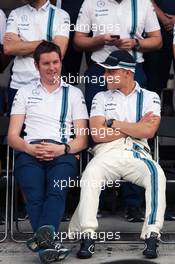(L to R): Rob Smedley (GBR) Williams Head of Vehicle Performance with Valtteri Bottas (FIN) Williams at a team photograph. 24.11.2016. Formula 1 World Championship, Rd 21, Abu Dhabi Grand Prix, Yas Marina Circuit, Abu Dhabi, Preparation Day.
