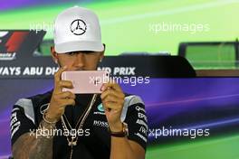 Lewis Hamilton (GBR) Mercedes AMG F1   24.11.2016. Formula 1 World Championship, Rd 21, Abu Dhabi Grand Prix, Yas Marina Circuit, Abu Dhabi, Preparation Day.