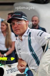 Valtteri Bottas (FIN) Williams at a team photograph. 24.11.2016. Formula 1 World Championship, Rd 21, Abu Dhabi Grand Prix, Yas Marina Circuit, Abu Dhabi, Preparation Day.