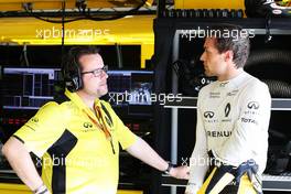 (L to R): Julien Simon-Chautemps (FRA) Renault Sport F1 Team Race Engineer with Jolyon Palmer (GBR) Renault Sport F1 Team. 21.10.2016. Formula 1 World Championship, Rd 18, United States Grand Prix, Austin, Texas, USA, Practice Day.