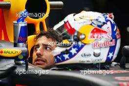 Daniel Ricciardo (AUS) Red Bull Racing RB12 - Evil Kenevil themed helmet. 21.10.2016. Formula 1 World Championship, Rd 18, United States Grand Prix, Austin, Texas, USA, Practice Day.