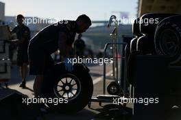 Red Bull Racing mechanic with Pirelli tyres. 21.10.2016. Formula 1 World Championship, Rd 18, United States Grand Prix, Austin, Texas, USA, Practice Day.