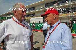 (L to R): Dr Helmut Marko (AUT) Red Bull Motorsport Consultant with Niki Lauda (AUT) Mercedes Non-Executive Chairman on the grid. 23.10.2016. Formula 1 World Championship, Rd 18, United States Grand Prix, Austin, Texas, USA, Race Day.