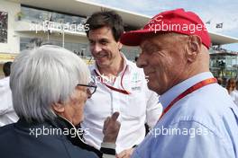 (L to R): Bernie Ecclestone (GBR) with Toto Wolff (GER) Mercedes AMG F1 Shareholder and Executive Director and Niki Lauda (AUT) Mercedes Non-Executive Chairman on the grid. 23.10.2016. Formula 1 World Championship, Rd 18, United States Grand Prix, Austin, Texas, USA, Race Day.