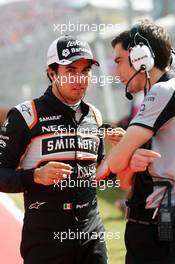 Sergio Perez (MEX) Sahara Force India F1 with Tim Wright (GBR) Sahara Force India F1 Team Race Engineer on the grid. 23.10.2016. Formula 1 World Championship, Rd 18, United States Grand Prix, Austin, Texas, USA, Race Day.