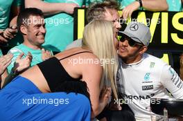 (L to R): Race winner Lewis Hamilton (GBR) Mercedes AMG F1 celebrates with Lindsey Vonn (USA) Former Alpine Ski Racer and the team. 23.10.2016. Formula 1 World Championship, Rd 18, United States Grand Prix, Austin, Texas, USA, Race Day.