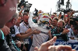 Race winner Lewis Hamilton (GBR) Mercedes AMG F1 celebrates with the team in parc ferme. 23.10.2016. Formula 1 World Championship, Rd 18, United States Grand Prix, Austin, Texas, USA, Race Day.