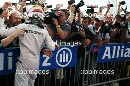 Race winner Lewis Hamilton (GBR) Mercedes AMG F1 celebrates with the team in parc ferme. 23.10.2016. Formula 1 World Championship, Rd 18, United States Grand Prix, Austin, Texas, USA, Race Day.