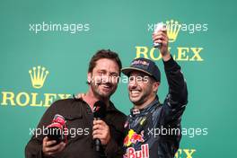 Gerard Butler (GBR) Actor and Daniel Ricciardo (AUS) Red Bull Racing RB12. 23.10.2016. Formula 1 World Championship, Rd 18, United States Grand Prix, Austin, Texas, USA, Race Day.