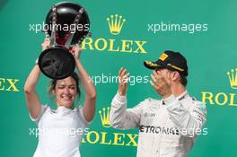 Victoria Vowles and Nico Rosberg (GER) Mercedes AMG Petronas F1 W07. 23.10.2016. Formula 1 World Championship, Rd 18, United States Grand Prix, Austin, Texas, USA, Race Day.