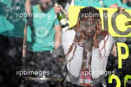 Venus Williams (USA) Tennis Player celebrates victory for Lewis Hamilton (GBR) Mercedes AMG F1 with the team. 23.10.2016. Formula 1 World Championship, Rd 18, United States Grand Prix, Austin, Texas, USA, Race Day.