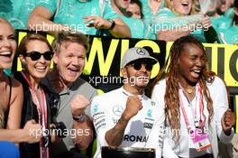 Race winner Lewis Hamilton (GBR) Mercedes AMG F1 celebrates with Lindsey Vonn (USA) Former Alpine Ski Racer; Gordon Ramsey (GBR) Celebrity Chef; Venus Williams (USA) Tennis Player, and the team. 23.10.2016. Formula 1 World Championship, Rd 18, United States Grand Prix, Austin, Texas, USA, Race Day.