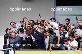 Daniel Ricciardo (AUS) Red Bull Racing celebrates his third position with the fans on the podium. 23.10.2016. Formula 1 World Championship, Rd 18, United States Grand Prix, Austin, Texas, USA, Race Day.