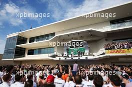 Race winner Lewis Hamilton (GBR) Mercedes AMG F1 celebrates with Victoria Vowles (GBR) Mercedes AMG F1 Partner Services Director on the podium. 23.10.2016. Formula 1 World Championship, Rd 18, United States Grand Prix, Austin, Texas, USA, Race Day.