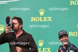 Gerard Butler (GBR) Actor and Daniel Ricciardo (AUS) Red Bull Racing RB12. 23.10.2016. Formula 1 World Championship, Rd 18, United States Grand Prix, Austin, Texas, USA, Race Day.