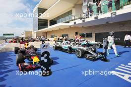 (L to R): Daniel Ricciardo (AUS) Red Bull Racing RB12, race winner Lewis Hamilton (GBR) Mercedes AMG F1 W07 Hybrid and second placed Nico Rosberg (GER) Mercedes AMG F1 in parc ferme. 23.10.2016. Formula 1 World Championship, Rd 18, United States Grand Prix, Austin, Texas, USA, Race Day.