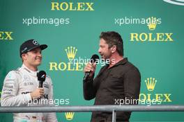 Nico Rosberg (GER) Mercedes AMG Petronas F1 W07 and Gerard Butler (GBR) Actor. 23.10.2016. Formula 1 World Championship, Rd 18, United States Grand Prix, Austin, Texas, USA, Race Day.