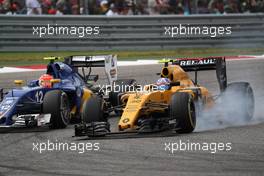 Felipe Nasr (BRA) Sauber F1 Team C35 and Jolyon Palmer (GBR) Renault Sport F1 Team RE16. 23.10.2016. Formula 1 World Championship, Rd 18, United States Grand Prix, Austin, Texas, USA, Race Day.