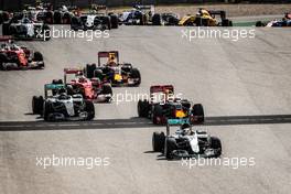 Lewis Hamilton (GBR) Mercedes AMG F1 W07 Hybrid leads at the start of the race. 23.10.2016. Formula 1 World Championship, Rd 18, United States Grand Prix, Austin, Texas, USA, Race Day.