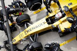 Kevin Magnussen (DEN) Renault Sport F1 Team RE16 pit stop. 23.10.2016. Formula 1 World Championship, Rd 18, United States Grand Prix, Austin, Texas, USA, Race Day.