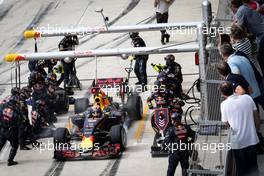 Max Verstappen (NLD) Red Bull Racing RB12 pit stop. 23.10.2016. Formula 1 World Championship, Rd 18, United States Grand Prix, Austin, Texas, USA, Race Day.