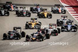 Daniil Kvyat (RUS) Scuderia Toro Rosso STR11 and Fernando Alonso (ESP) McLaren MP4-31 at the start of the race. 23.10.2016. Formula 1 World Championship, Rd 18, United States Grand Prix, Austin, Texas, USA, Race Day.