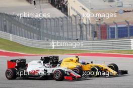 Jolyon Palmer (GBR) Renault Sport F1 Team RS16 and Romain Grosjean (FRA) Haas F1 Team VF-16 battle for position. 23.10.2016. Formula 1 World Championship, Rd 18, United States Grand Prix, Austin, Texas, USA, Race Day.