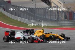 Romain Grosjean (FRA) Haas F1 Team and Jolyon Palmer (GBR) Renault Sport F1 Team RE16. 23.10.2016. Formula 1 World Championship, Rd 18, United States Grand Prix, Austin, Texas, USA, Race Day.
