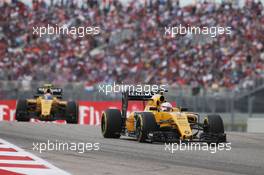 Kevin Magnussen (DEN) Renault Sport F1 Team RS16 leads team mate Jolyon Palmer (GBR) Renault Sport F1 Team RS16. 23.10.2016. Formula 1 World Championship, Rd 18, United States Grand Prix, Austin, Texas, USA, Race Day.