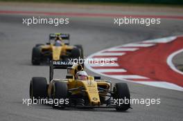 Kevin Magnussen (DEN) Renault Sport F1 Team RS16 leads team mate Jolyon Palmer (GBR) Renault Sport F1 Team RS16. 23.10.2016. Formula 1 World Championship, Rd 18, United States Grand Prix, Austin, Texas, USA, Race Day.