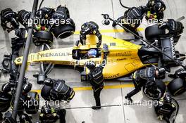 Jolyon Palmer (GBR) Renault Sport F1 Team RE16 pit stop. 23.10.2016. Formula 1 World Championship, Rd 18, United States Grand Prix, Austin, Texas, USA, Race Day.