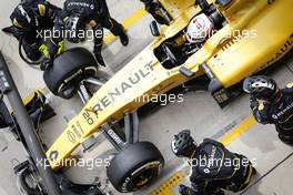 Kevin Magnussen (DEN) Renault Sport F1 Team RE16 pit stop. 23.10.2016. Formula 1 World Championship, Rd 18, United States Grand Prix, Austin, Texas, USA, Race Day.