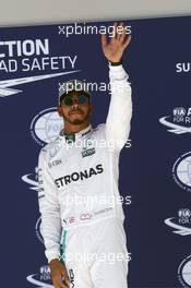 Lewis Hamilton (GBR) Mercedes AMG F1 celebrates his pole position in parc ferme. 22.10.2016. Formula 1 World Championship, Rd 18, United States Grand Prix, Austin, Texas, USA, Qualifying Day.