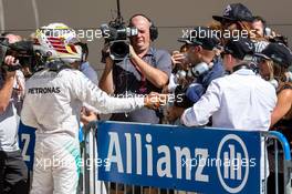 Lewis Hamilton (GBR) Mercedes AMG F1 celebrates his pole position with Venus Williams (USA) Tennis Player in parc ferme. 22.10.2016. Formula 1 World Championship, Rd 18, United States Grand Prix, Austin, Texas, USA, Qualifying Day.