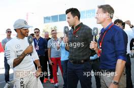 (L to R): Lewis Hamilton (GBR) Mercedes AMG F1 with Steve Jones (GBR) Channel 4 F1 Presenter and David Coulthard (GBR) Red Bull Racing and Scuderia Toro Advisor / Channel 4 F1 Commentator. 22.10.2016. Formula 1 World Championship, Rd 18, United States Grand Prix, Austin, Texas, USA, Qualifying Day.