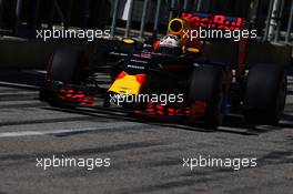 Daniel Ricciardo (AUS) Red Bull Racing RB12. 22.10.2016. Formula 1 World Championship, Rd 18, United States Grand Prix, Austin, Texas, USA, Qualifying Day.