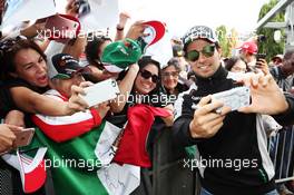 Sergio Perez (MEX) Sahara Force India F1 with fans. 23.10.2016. Formula 1 World Championship, Rd 18, United States Grand Prix, Austin, Texas, USA, Race Day.