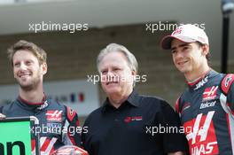 (L to R): Romain Grosjean (FRA) Haas F1 Team wigha and Esteban Gutierrez (MEX) Haas F1 Team at a team photograph. 23.10.2016. Formula 1 World Championship, Rd 18, United States Grand Prix, Austin, Texas, USA, Race Day.