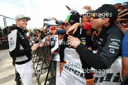 Nico Hulkenberg (GER) Sahara Force India F1 with fans. 23.10.2016. Formula 1 World Championship, Rd 18, United States Grand Prix, Austin, Texas, USA, Race Day.