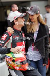(L to R): Esteban Gutierrez (MEX) Haas F1 Team with his girlfriend Monica Casan. 23.10.2016. Formula 1 World Championship, Rd 18, United States Grand Prix, Austin, Texas, USA, Race Day.