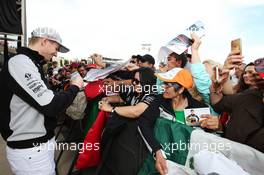 Nico Hulkenberg (GER) Sahara Force India F1 signs autographs for the fans. 23.10.2016. Formula 1 World Championship, Rd 18, United States Grand Prix, Austin, Texas, USA, Race Day.