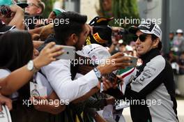 Sergio Perez (MEX) Sahara Force India F1 with fans. 23.10.2016. Formula 1 World Championship, Rd 18, United States Grand Prix, Austin, Texas, USA, Race Day.