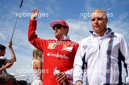 (L to R): Kimi Raikkonen (FIN) Ferrari with Valtteri Bottas (FIN) Williams on the drivers parade. 23.10.2016. Formula 1 World Championship, Rd 18, United States Grand Prix, Austin, Texas, USA, Race Day.