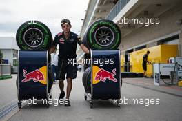 Red Bull Racing mechanic with Pirelli tyres. 20.10.2016. Formula 1 World Championship, Rd 18, United States Grand Prix, Austin, Texas, USA, Preparation Day.