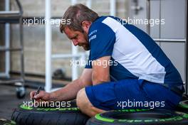 Williams mechanic marks Pirelli tyres. 20.10.2016. Formula 1 World Championship, Rd 18, United States Grand Prix, Austin, Texas, USA, Preparation Day.