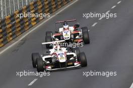 Kenta Yamashita (JPN) ThreeBond with T-Sport Dallara Tomei; Nick Cassidy (NZL) SJM Theodore Racing by Prema Dallara Mercedes. 20.11.2016. FIA Formula 3 World Cup Macau, Macau, China