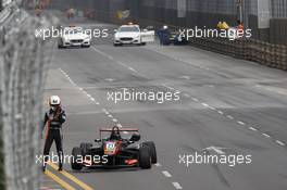 Crash, Anthoine Hubert (FRA) Van Amersfoort Racing Dallara Mercedes. 19.11.2016. FIA Formula 3 World Cup Macau, Macau, China